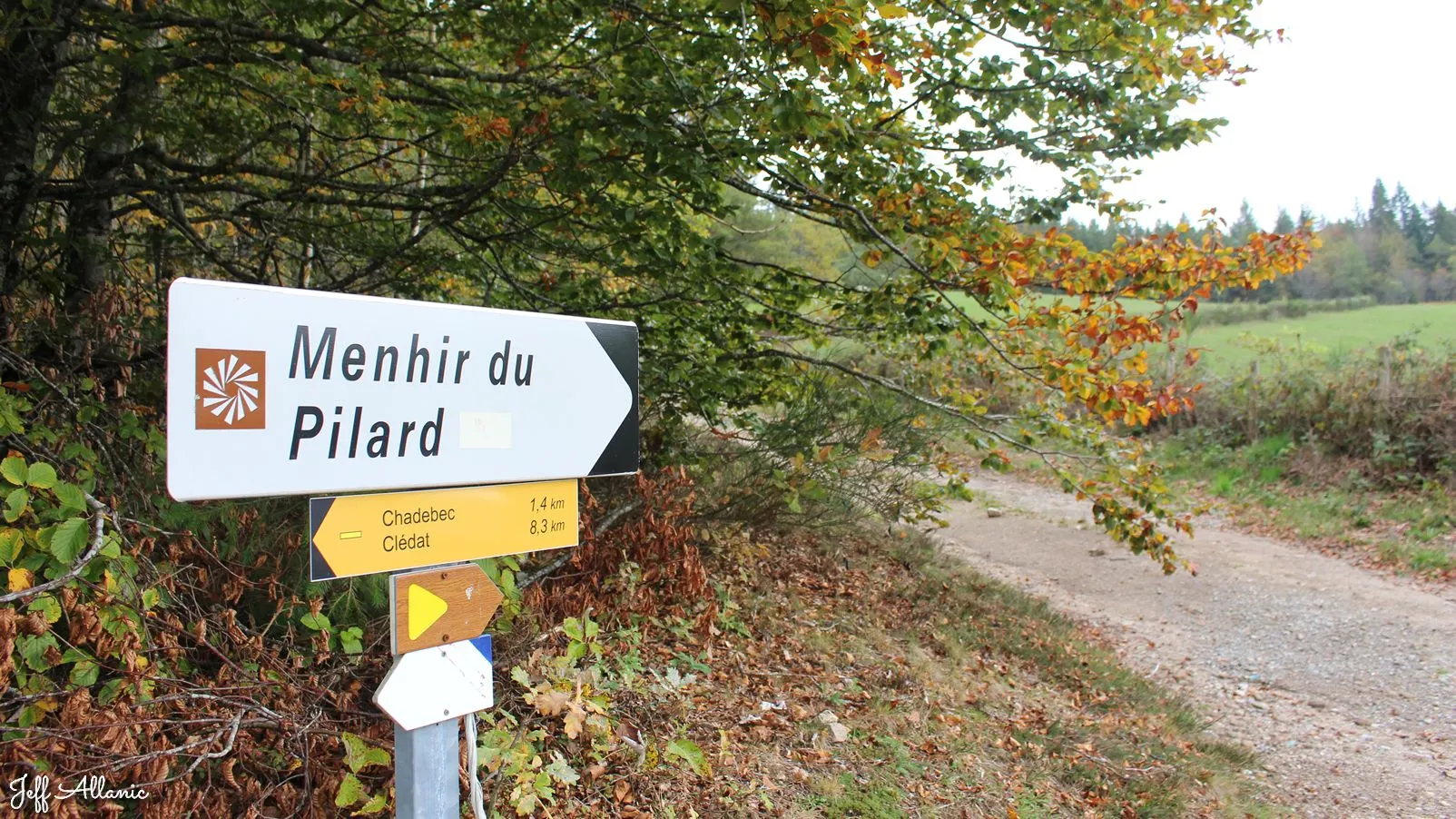 Corrèze découverte - Photo N° 2 - Le menhir du Pilar - 19170 - Bonnefond - Petit patrimoine - Randonnée facile  <small><i>et/ou</i></small>  De + d'un kilomètre