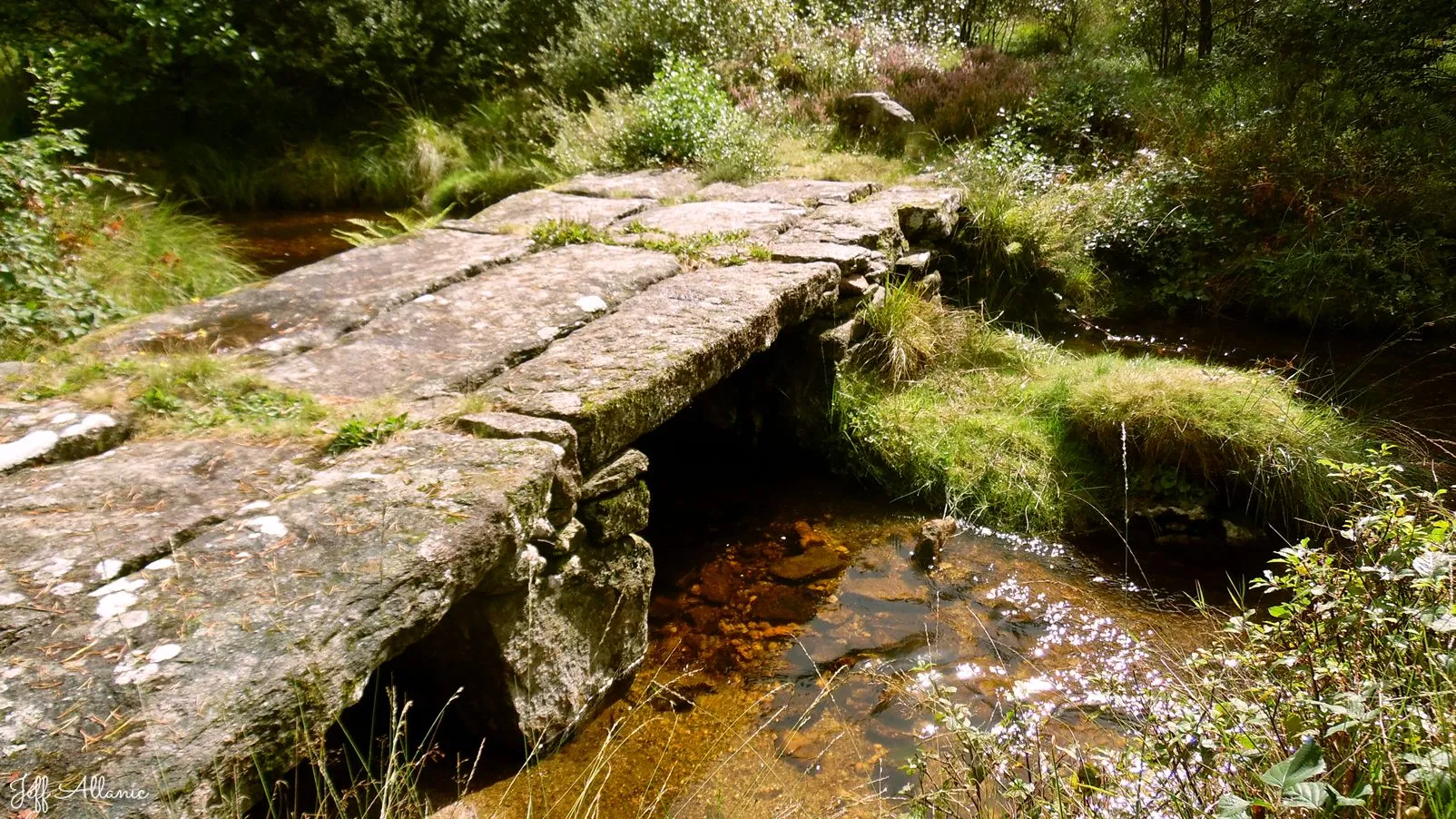 Corrèze découverte - Photo N° 1 - Le pont de pierres plates de Florentin - Pont Beau -  19170 - Bonnefond - Petit patrimoine - Randonnée facile  <small><i>et/ou</i></small>  De + d'un kilomètre