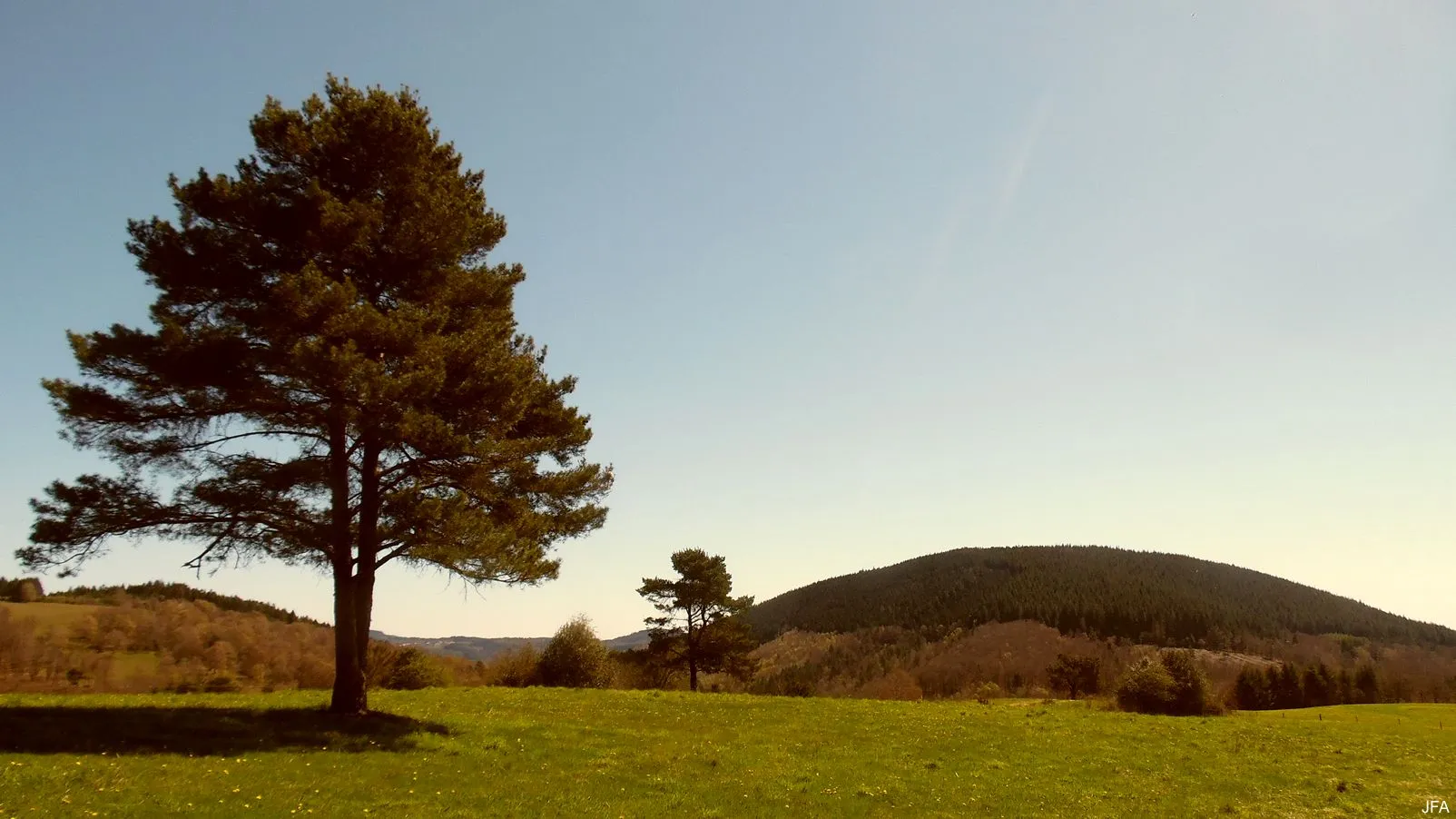 Corrèze découverte - Photo N° 2 - Panorama sur la ferme équestre de Trephy - 19390 - Chaumeil - Panoramas & Grands espaces - Promenande facile  <small><i>et/ou</i></small>  De - d'un kilomètre