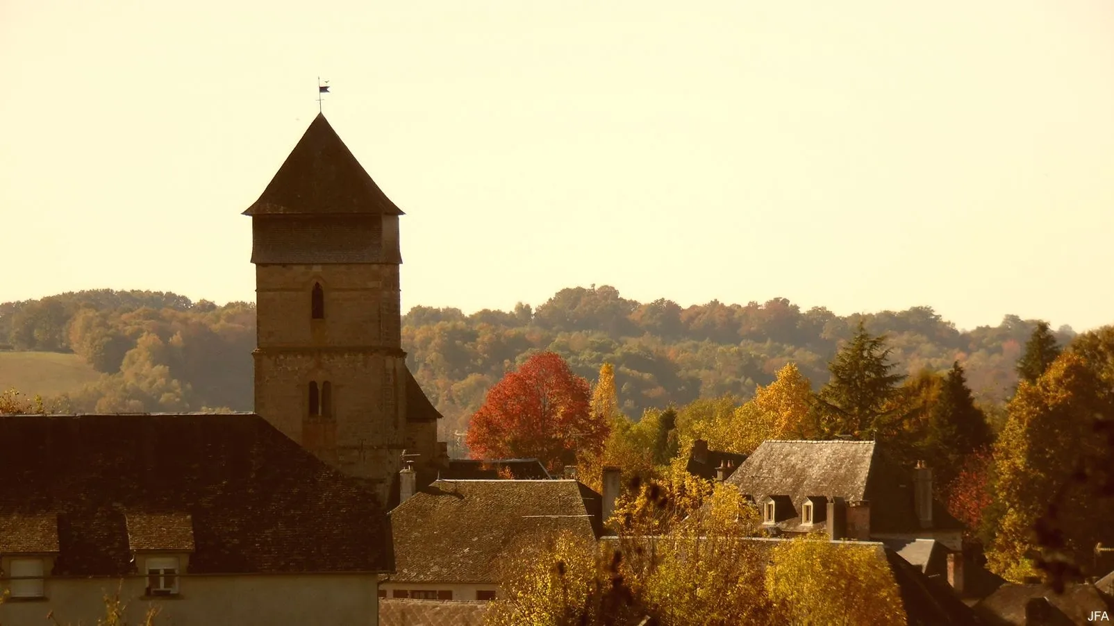 Corrèze découverte - Photo N° 1 - Le village de Chamboulive - 19450 - Chamboulive - Monuments historiques - Quelques pas - Autour de vous