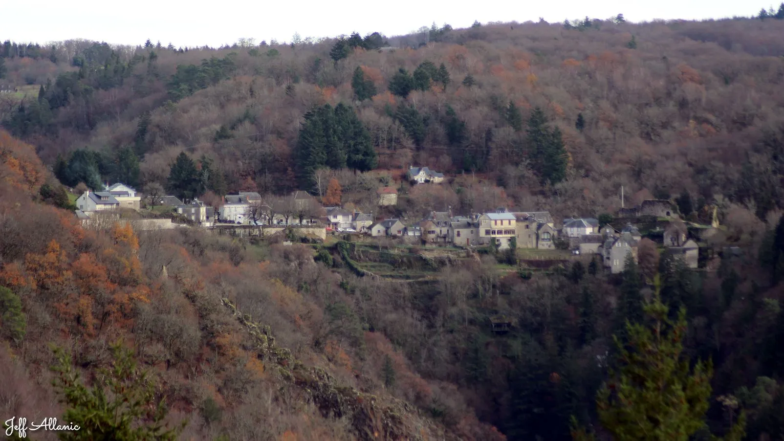 Corrèze découverte - Photo N° 2 - Arboretum du Puy de Chadon - 19800 - Gimel-les-Cascades - Panoramas & Grands espaces - Randonnée facile  <small><i>et/ou</i></small>  De + d'un kilomètre