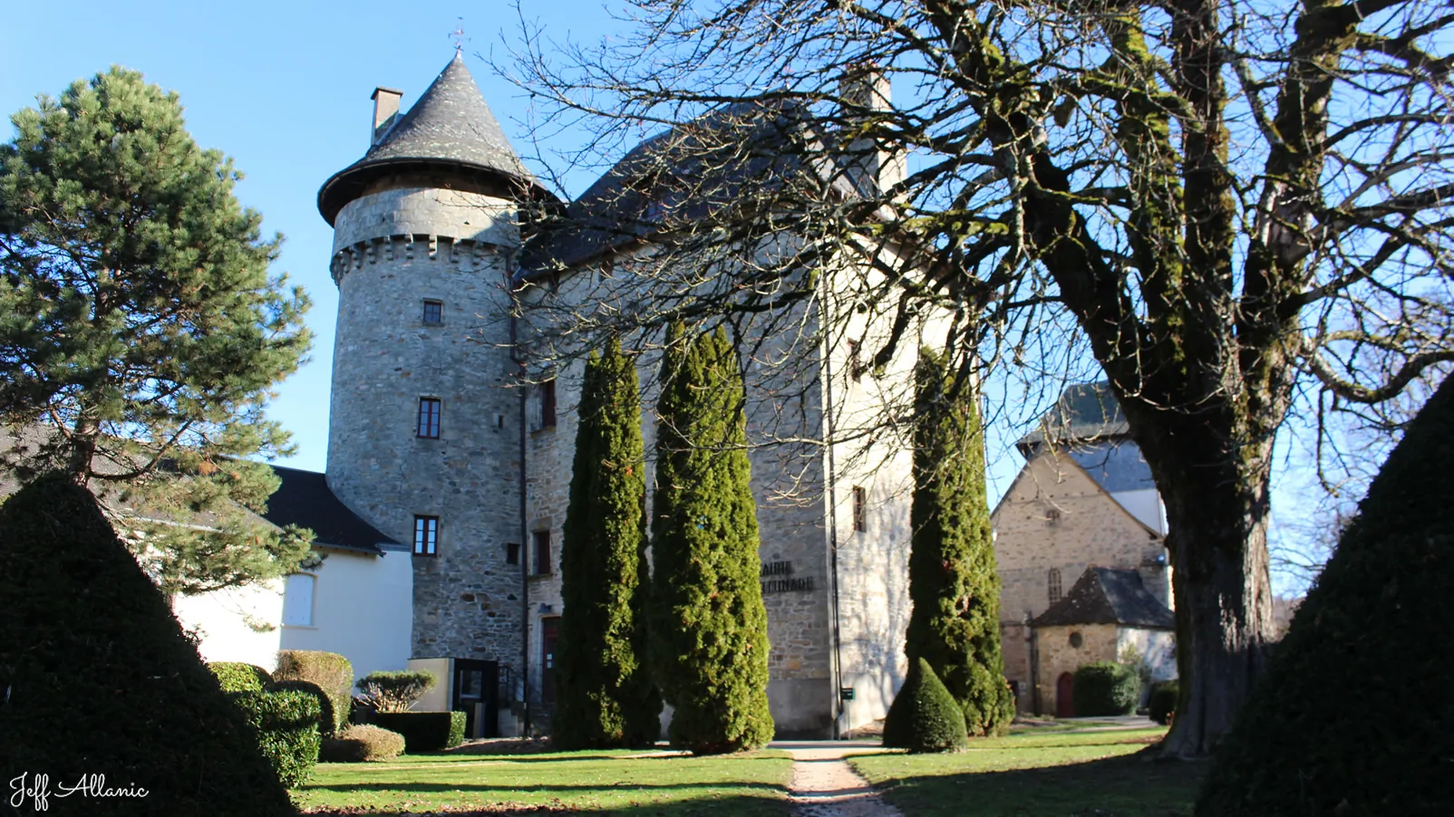 Corrèze découverte - Photo N° 1 - Le château de Sainte-Fortunade - 19490 - Sainte-Fortunade - Monuments historiques - Promenande facile  <small><i>et/ou</i></small>  De - d'un kilomètre