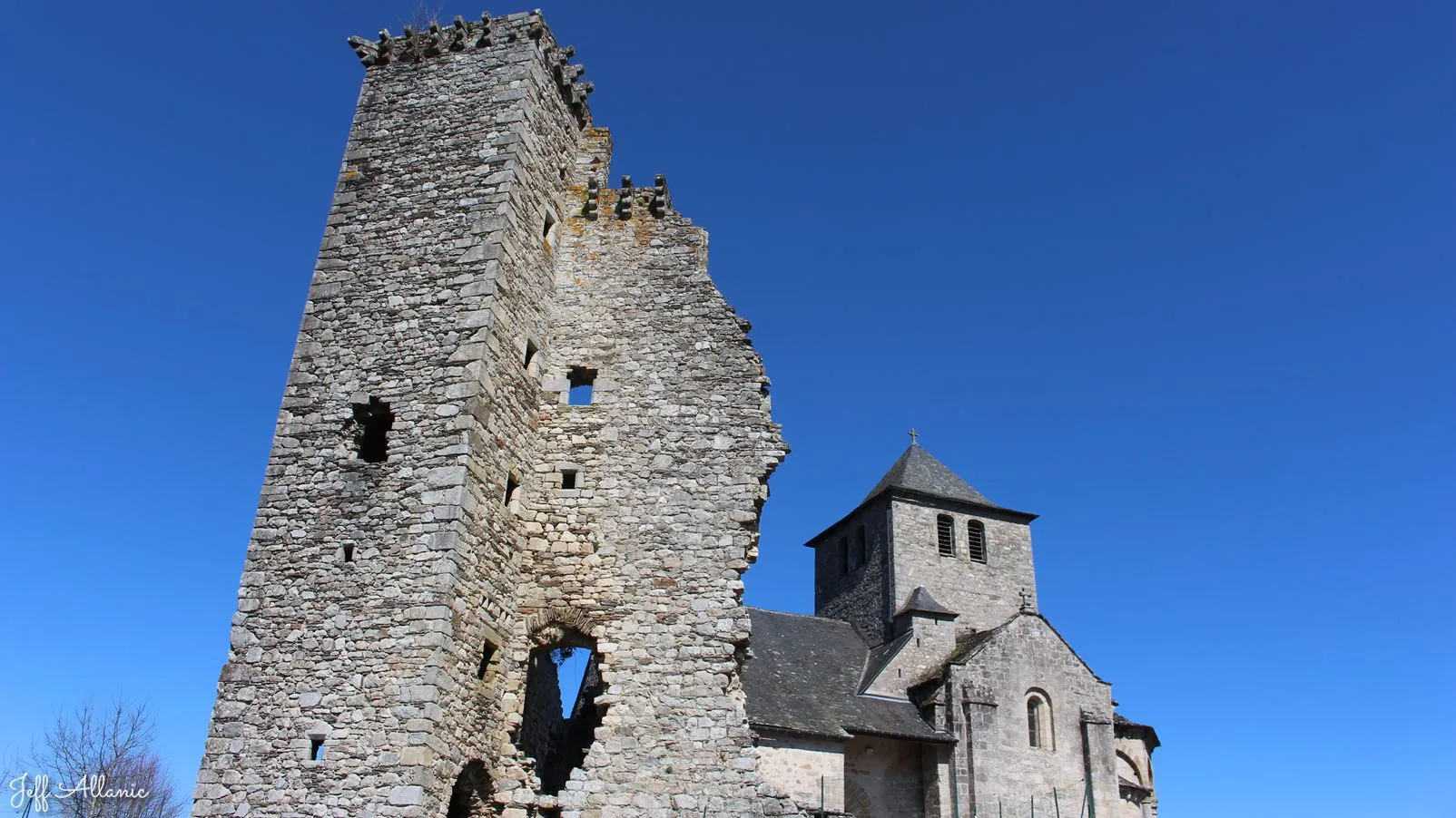 Corrèze découverte - Photo N° 1 - Le ruine du château de Cornil - 19150 - Cornil - Monuments historiques - Promenande facile  <small><i>et/ou</i></small>  De - d'un kilomètre