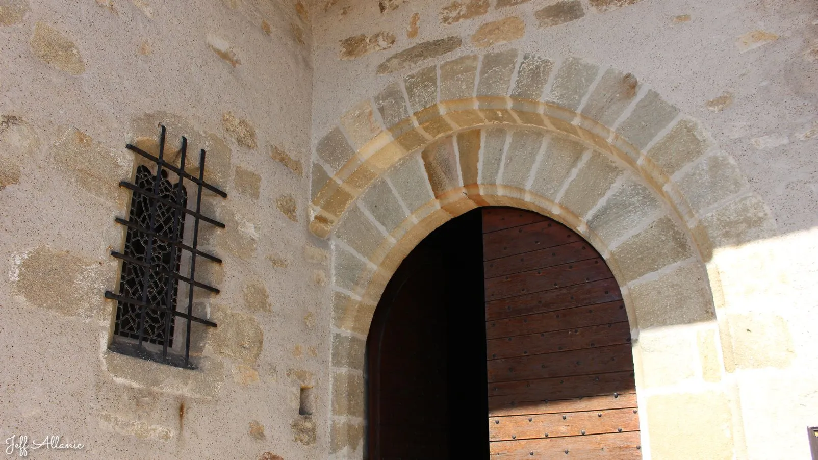 Corrèze découverte - Photo N° 3 - Le ruine du château de Cornil - 19150 - Cornil - Monuments historiques - Promenande facile  <small><i>et/ou</i></small>  De - d'un kilomètre