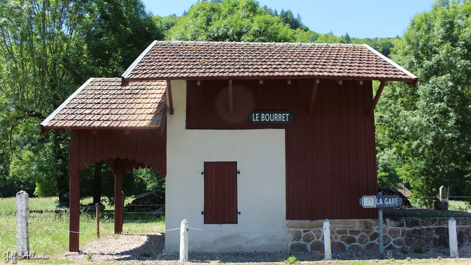 Corrèze découverte - Photo N° 1 - La petite gare du Bourret - 19360 - Dampniat - Petit patrimoine - Quelques pas - Autour de vous