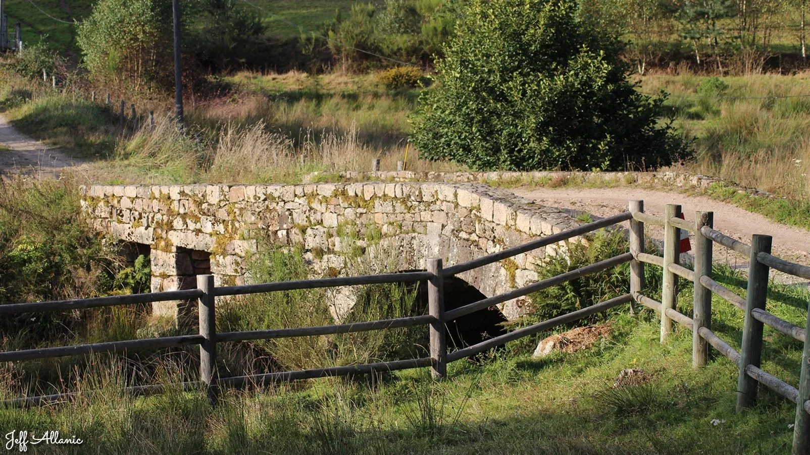 Corrèze découverte - Photo N° 1 - Le pont du moulin de Luguet - 19290 - Peyrelevade - Rivières & Plans d'eau - Quelques pas - Autour de vous