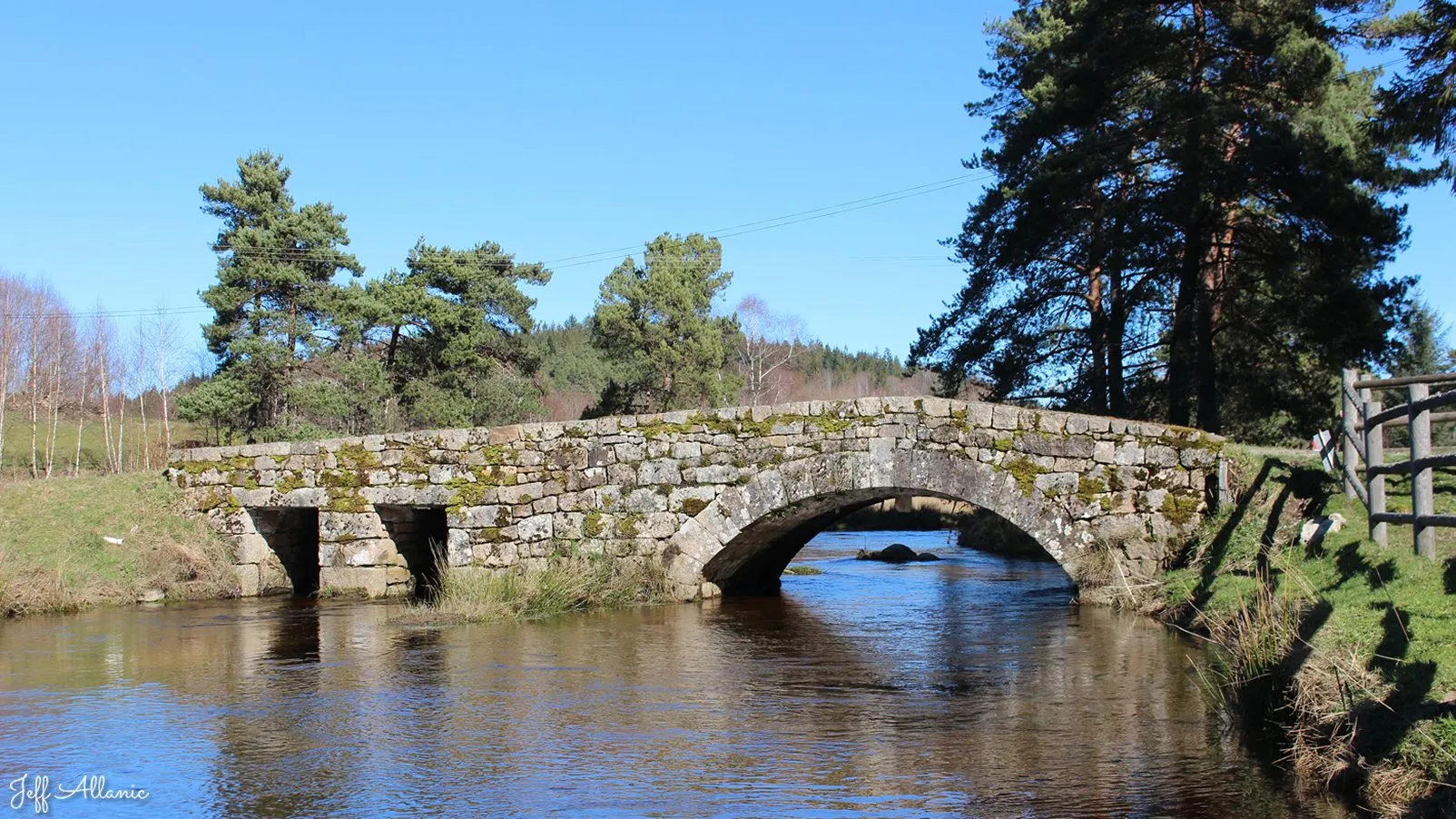 Corrèze découverte - Photo N° 3 - Le pont du moulin de Luguet - 19290 - Peyrelevade - Rivières & Plans d'eau - Quelques pas - Autour de vous