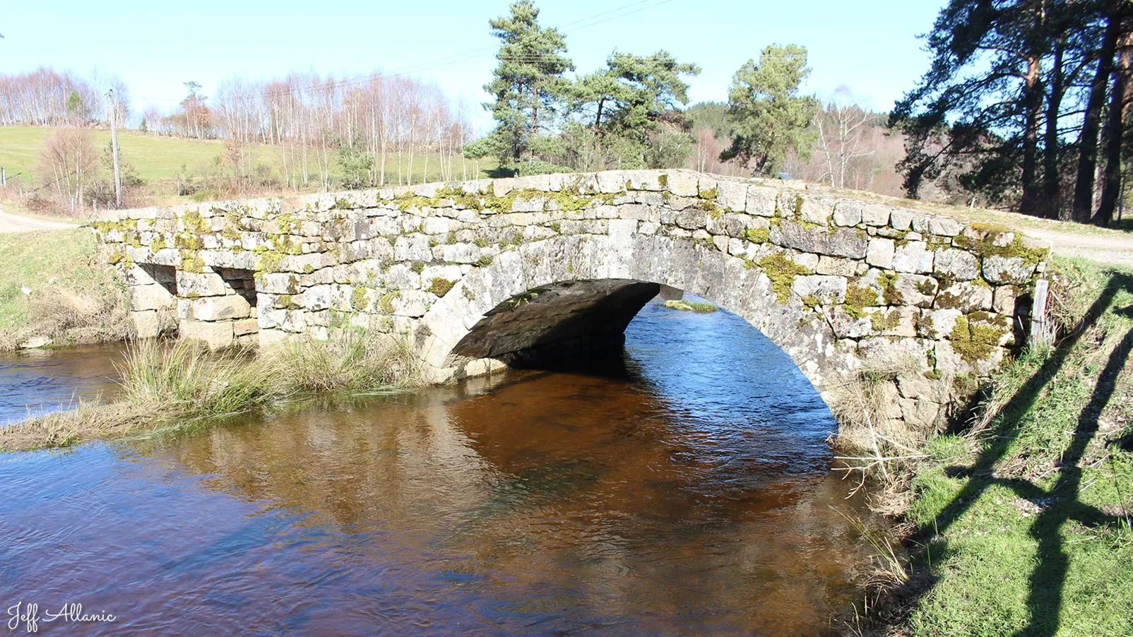Corrèze découverte - Photo N° 5 - Le pont du moulin de Luguet - 19290 - Peyrelevade - Rivières & Plans d'eau - Quelques pas - Autour de vous