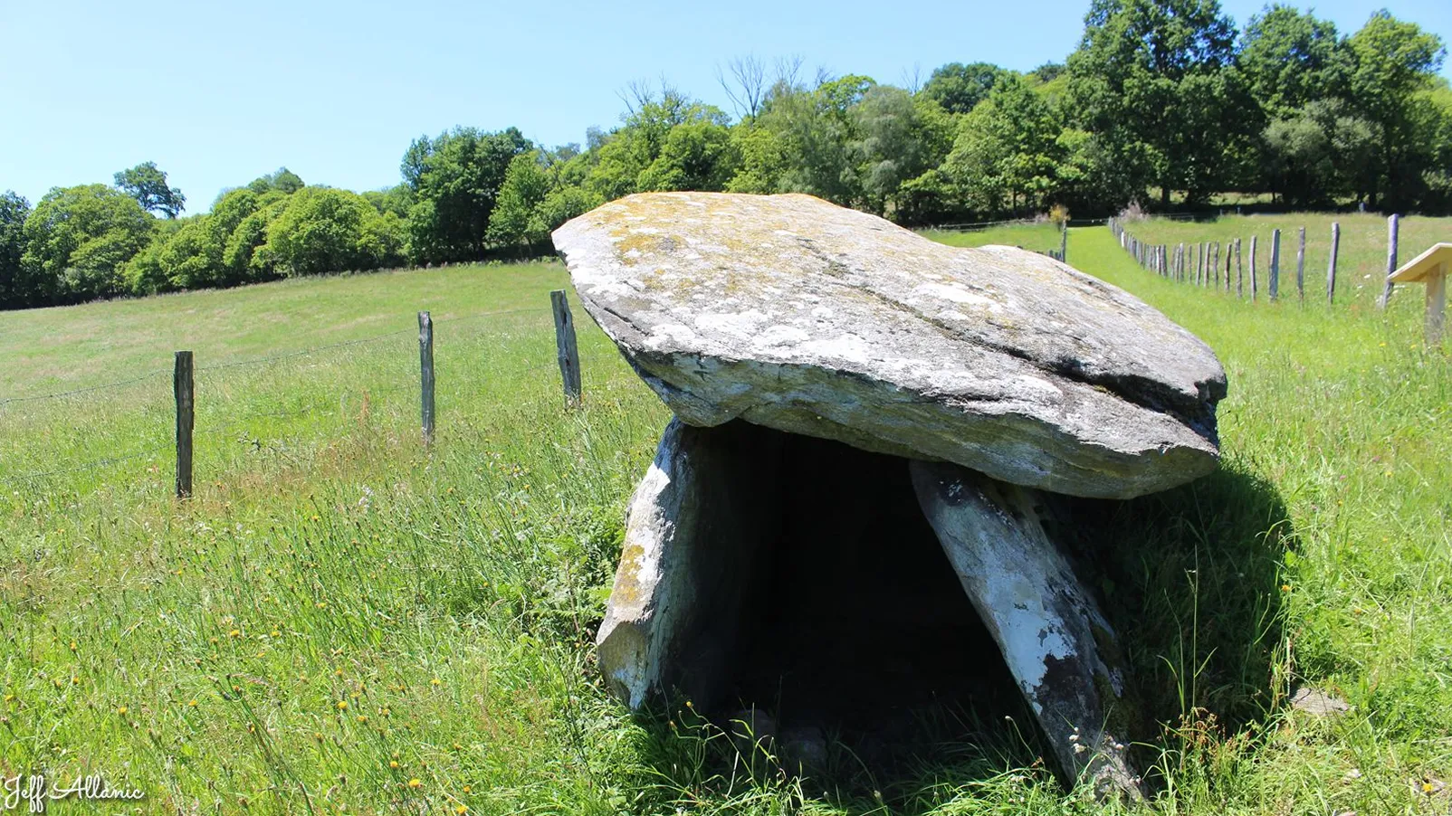 Corrèze découverte - Photo N° 1 - Le dolmen de la Cabane de la fée - 19190 - Beynat - Petit patrimoine - Quelques pas - Autour de vous