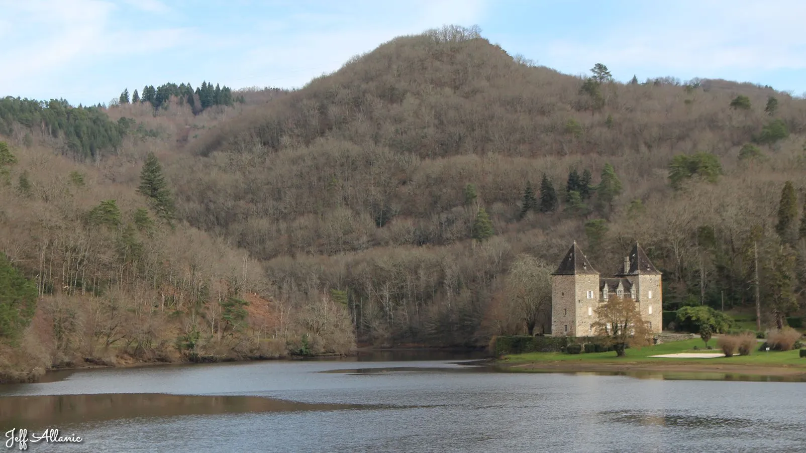 Corrèze découverte - Photo N° 1 - Panorama sur le Château du Gibanel - 19400 - Hautefage - Rivières & Plans d'eau - Quelques pas - Autour de vous