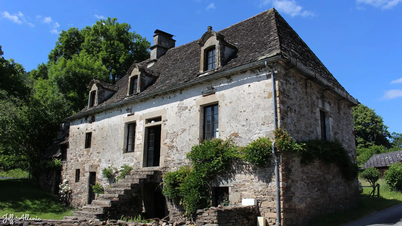 Corrèze découverte - Photo N° 4 - Le village de Laval-sur-Luzège - 19550 - Laval-sur-Luzège - Monuments historiques - Quelques pas - Autour de vous