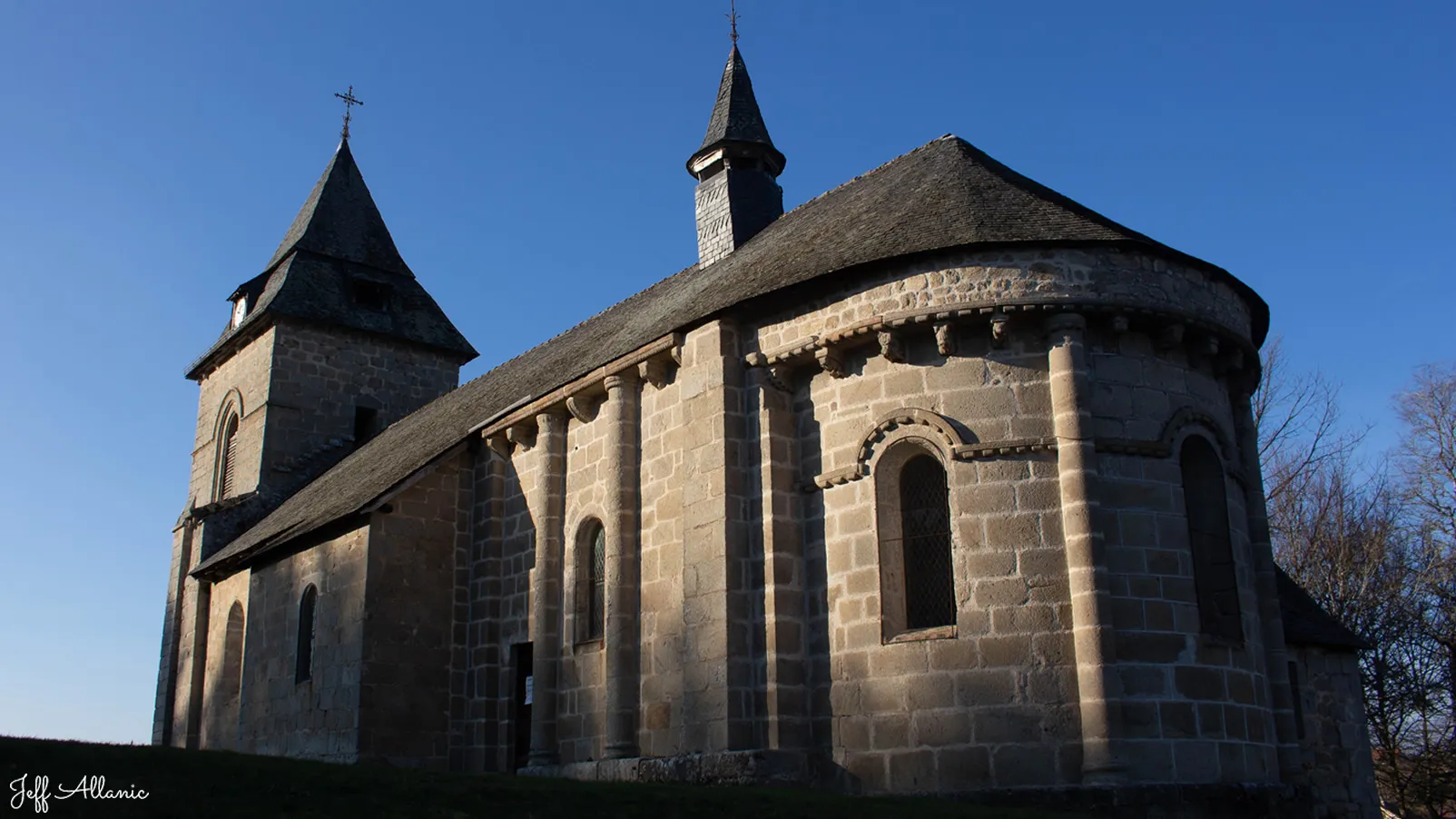 Corrèze découverte - Photo N° 2 - L'église de Liginiac - 19160 - Liginiac - Monuments historiques - Quelques pas - Autour de vous