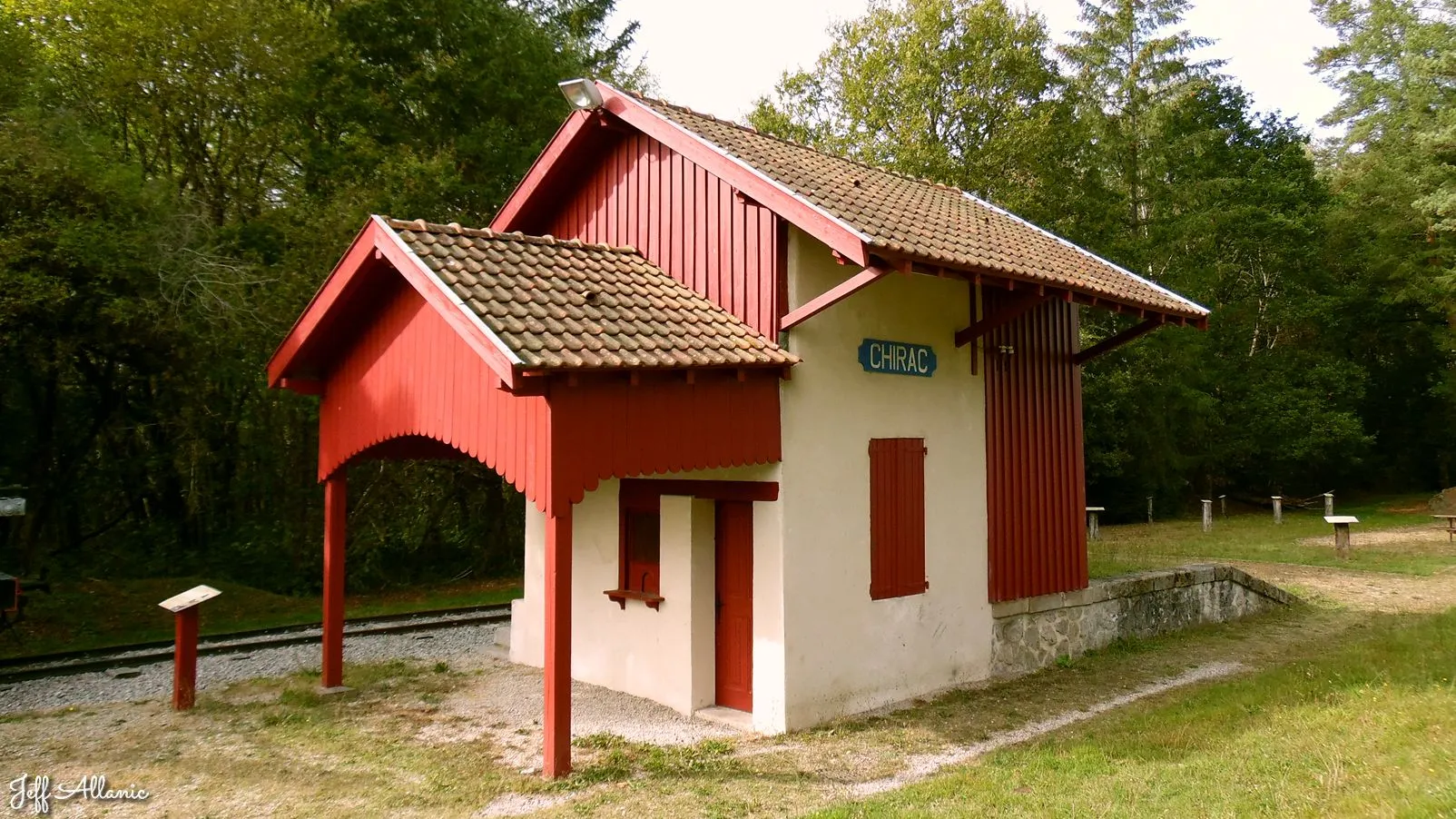Corrèze découverte - Photo N° 1 - Le petite gare de Chirac-Bellevue - 19200 - Mestes - Petit patrimoine - Quelques pas - Autour de vous