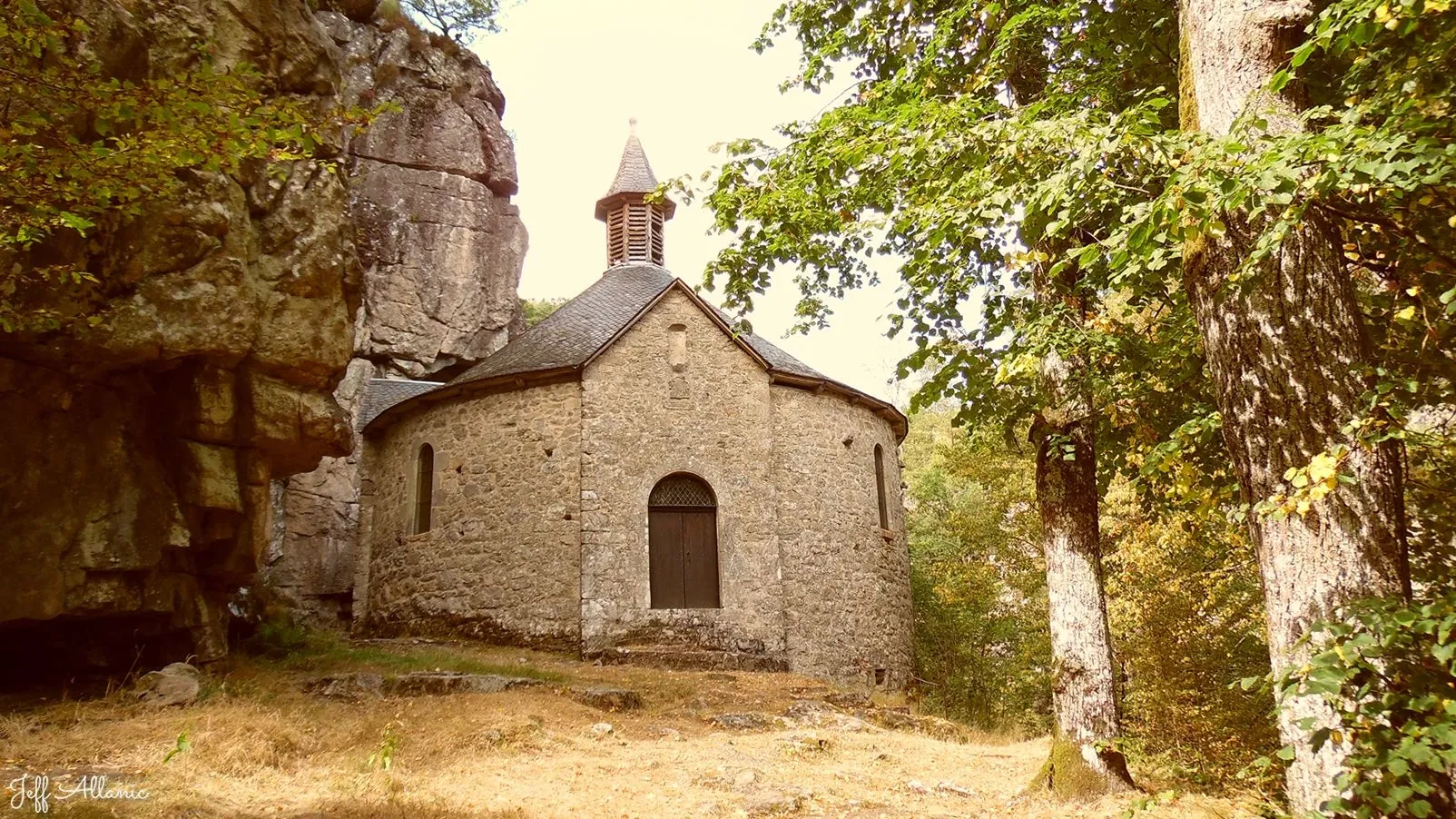 Corrèze découverte - Photo N° 1 - La petite chapelle du Roc - 19220 - Servières-le-Château - Monuments historiques - Promenande facile  <small><i>et/ou</i></small>  De - d'un kilomètre