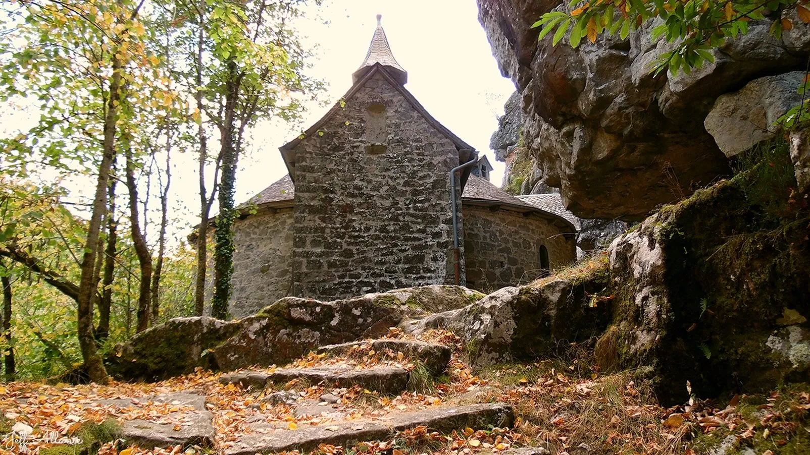 Corrèze découverte - Photo N° 3 - La petite chapelle du Roc - 19220 - Servières-le-Château - Monuments historiques - Promenande facile  <small><i>et/ou</i></small>  De - d'un kilomètre