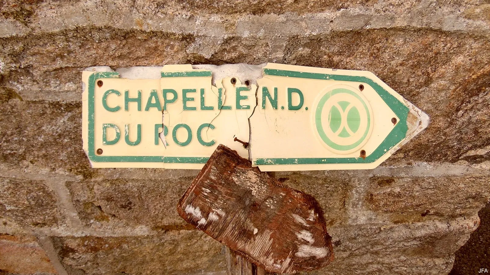 Corrèze découverte - Photo N° 4 - La petite chapelle du Roc - 19220 - Servières-le-Château - Monuments historiques - Promenande facile  <small><i>et/ou</i></small>  De - d'un kilomètre