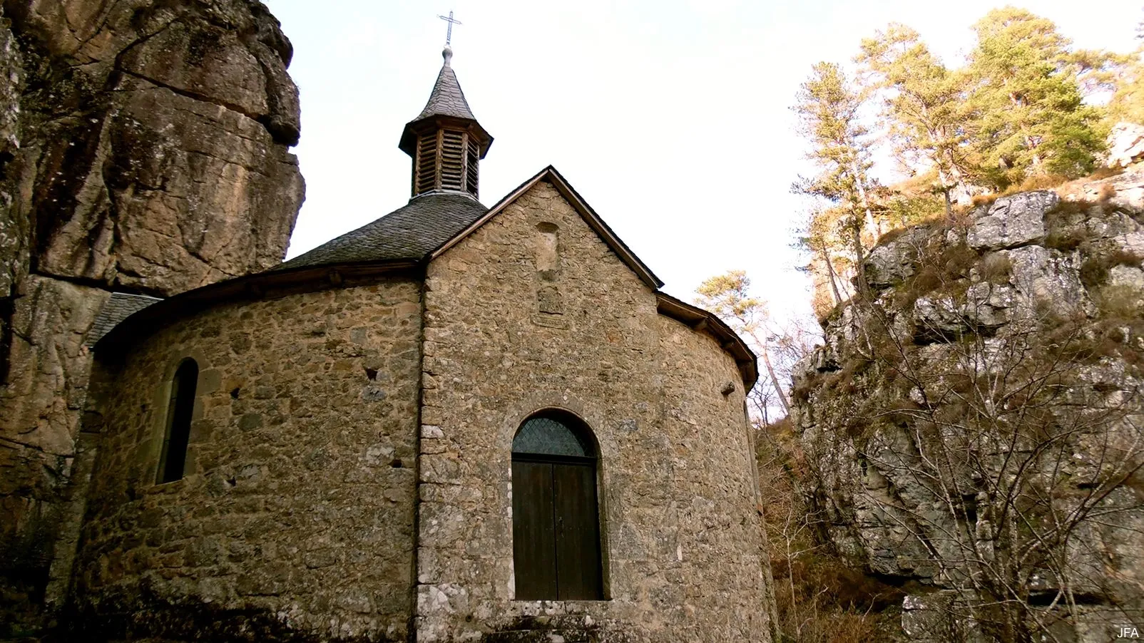 Corrèze découverte - Photo N° 5 - La petite chapelle du Roc - 19220 - Servières-le-Château - Monuments historiques - Promenande facile  <small><i>et/ou</i></small>  De - d'un kilomètre
