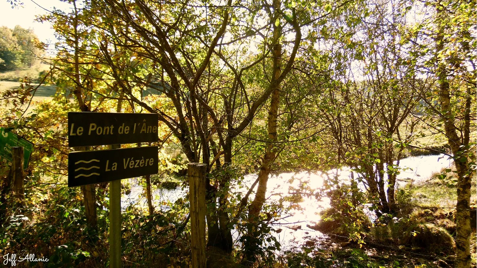 Corrèze découverte - Photo N° 2 - Le pont de l'âne - 19290 - Millevaches - Rivières & Plans d'eau - Promenande facile  <small><i>et/ou</i></small>  De - d'un kilomètre