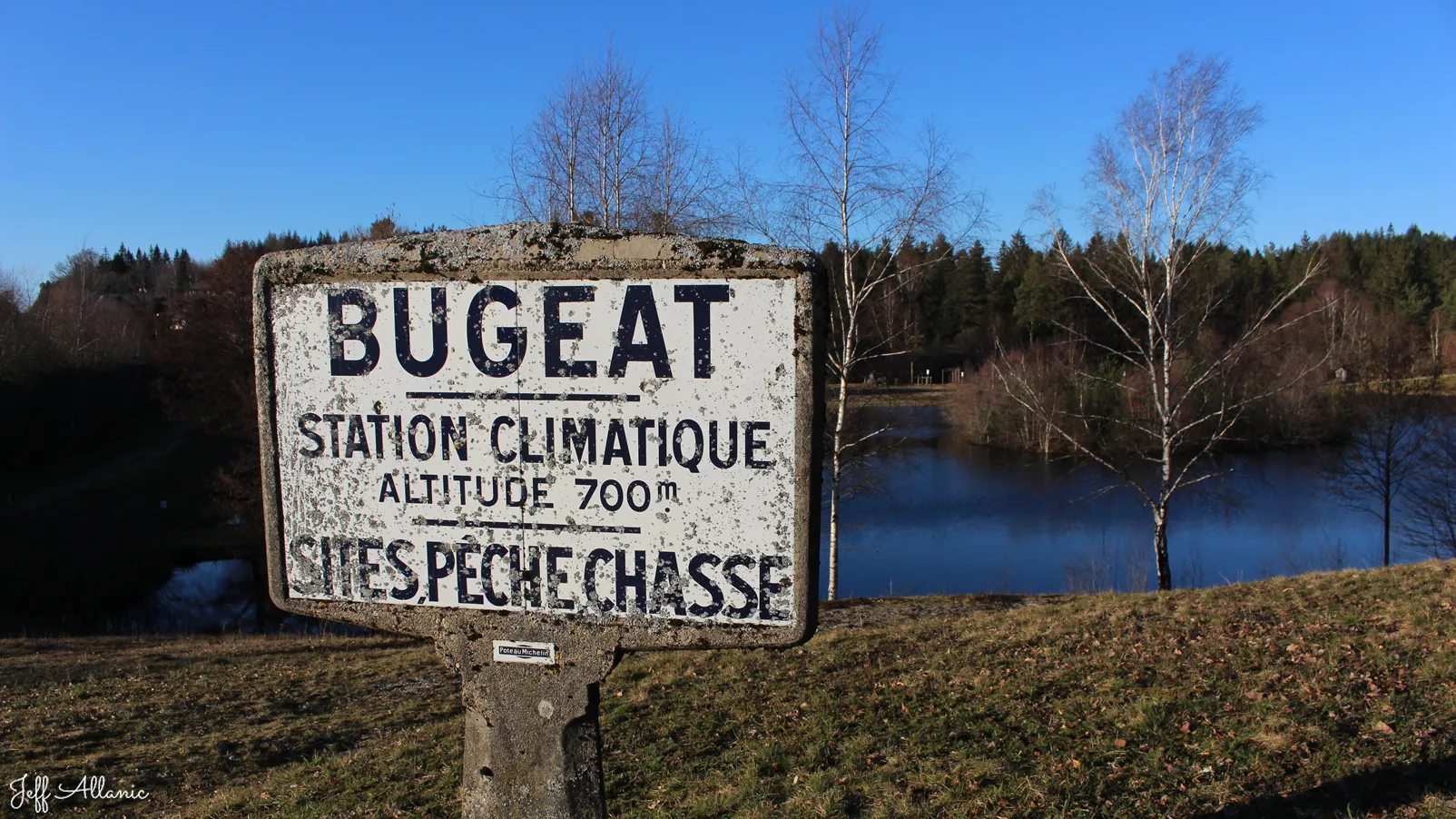 Corrèze découverte - Photo N° 2 - Plan d'eau de Bugeat - 19170 - Bugeat - Rivières & Plans d'eau - Promenande facile  <small><i>et/ou</i></small>  De - d'un kilomètre