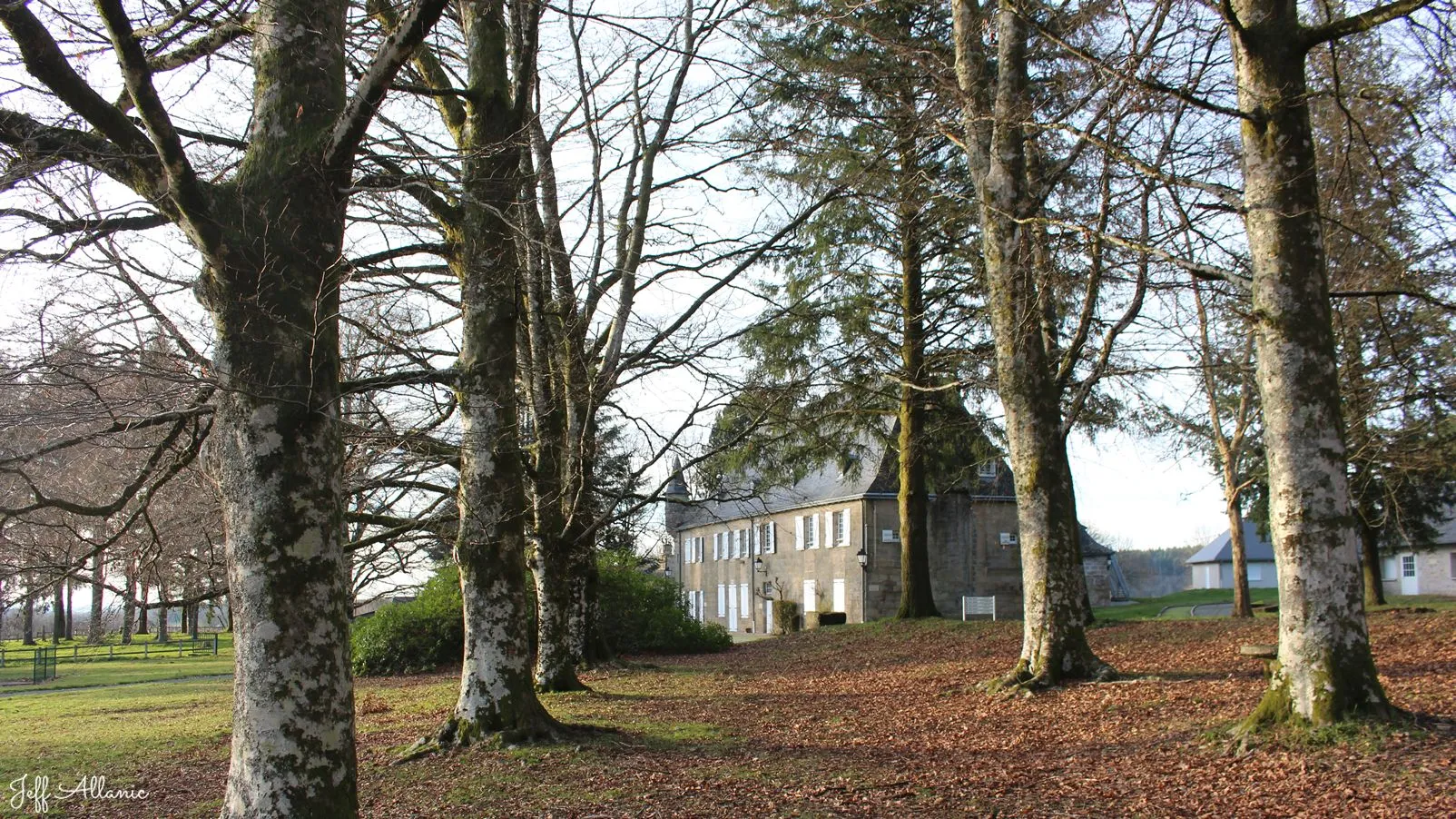 Corrèze découverte - Photo N° 1 - Le château de Beyssac - 19390 - Saint-Augustin - Monuments historiques - Quelques pas - Autour de vous