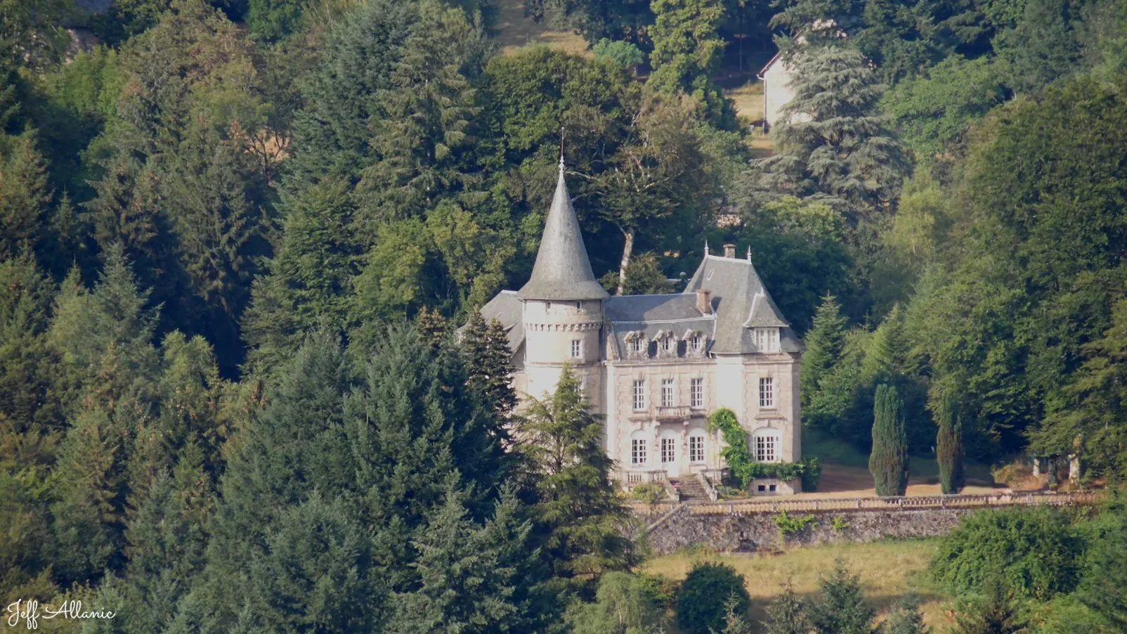 Corrèze découverte - Photo N° 2 - Hameau de Chastagnol - 19390 - Chaumeil - Monuments historiques - Quelques pas - Autour de vous