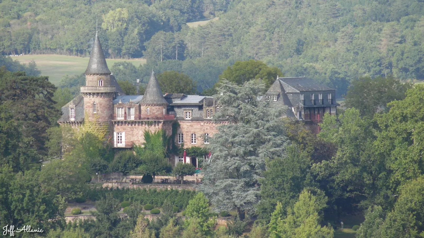 Corrèze découverte - Photo N° 1 - Panorama sur le château de Castel Novel - 19240 - Varetz - Panoramas & Grands espaces - Quelques pas - Autour de vous