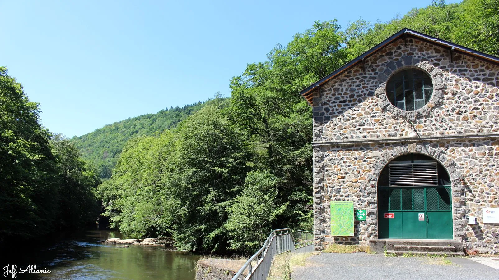 Corrèze découverte - Photo N° 1 - Le barrage de Pouch - 19130 - Voutezac - Rivières & Plans d'eau - Quelques pas - Autour de vous