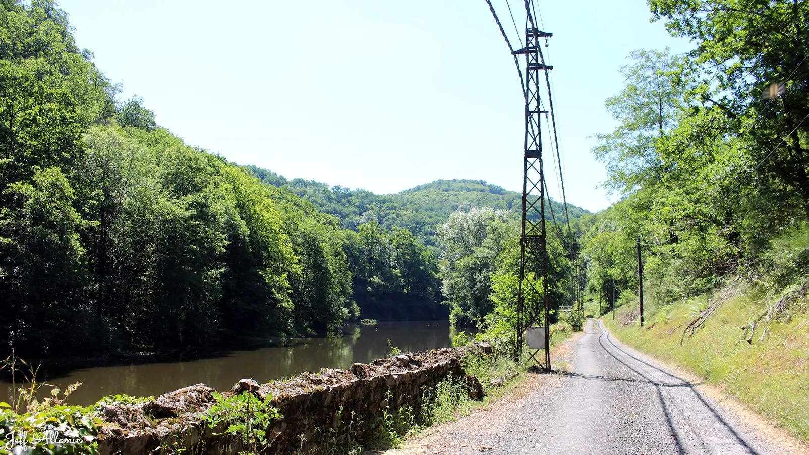Corrèze découverte - Photo N° 2 - Le barrage de Pouch - 19130 - Voutezac - Rivières & Plans d'eau - Quelques pas - Autour de vous