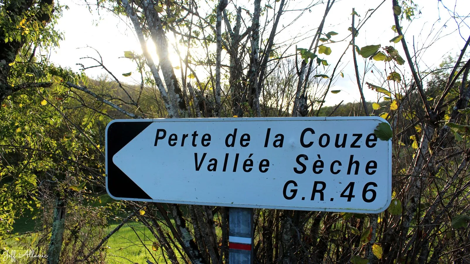 Corrèze découverte - Photo N° 2 - La perte de Couze et sa vallée sèche - 19600 - Noailles - Rivières & Plans d'eau - Randonnée facile  <small><i>et/ou</i></small>  De + d'un kilomètre