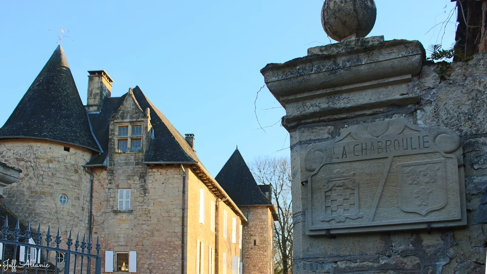 Corrèze découverte - Photo N° 1 - Le hameau de Ayen Bas - 19310 - Ayen - Monuments historiques - Quelques pas - Autour de vous