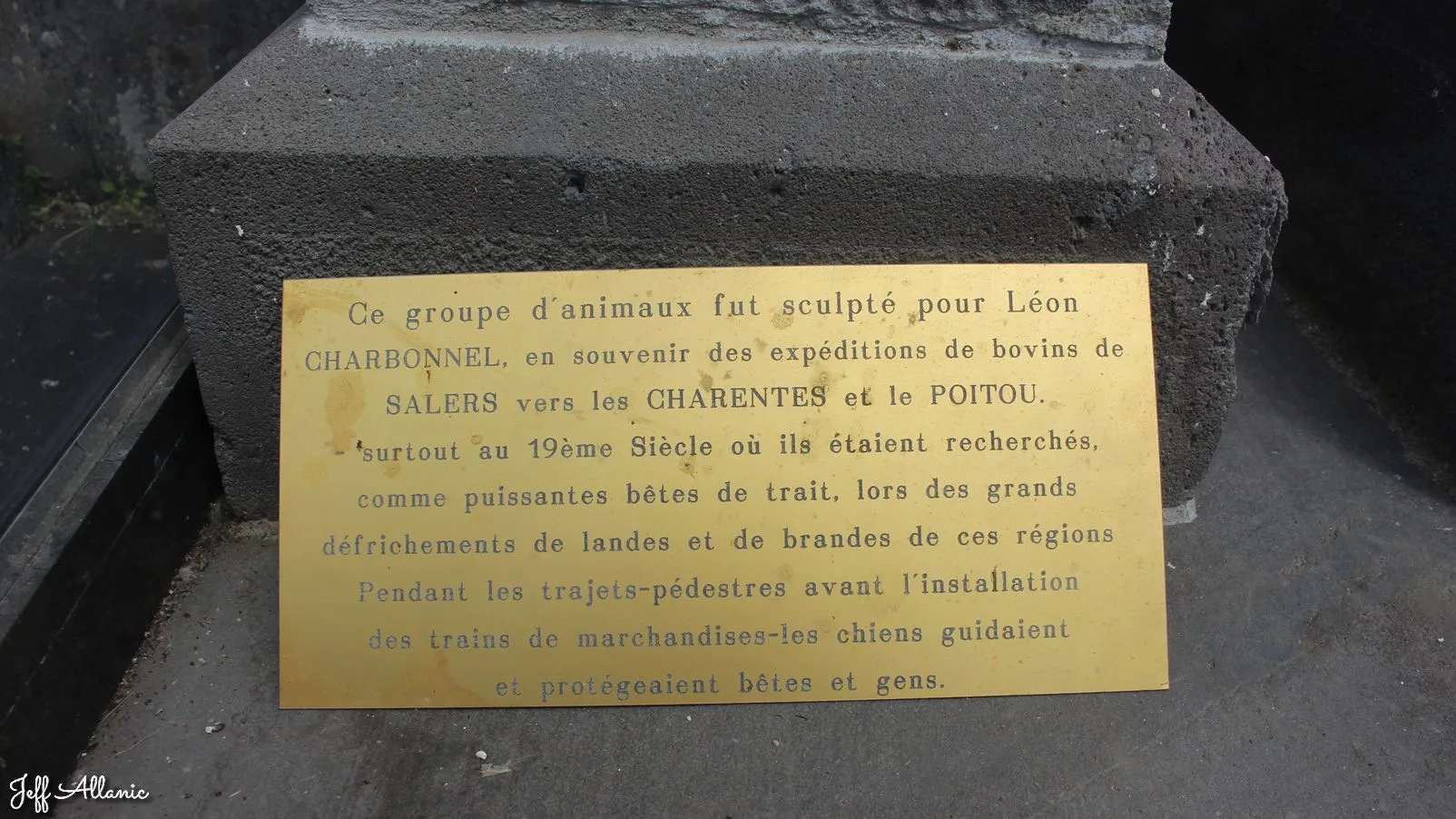 Corrèze découverte - Photo N° 2 - Le caveau des animaux de Sarroux - 19110 - Sarroux - St Julien - Petit patrimoine - Quelques pas - Autour de vous