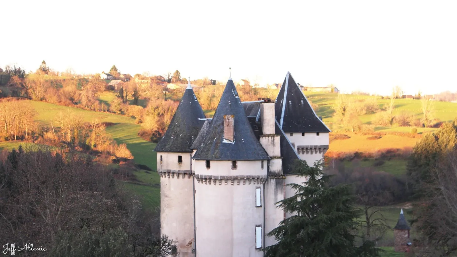 Corrèze découverte - Photo N° 1 - Le château de Chabrignac - 19350 - Chabrignac - Monuments historiques - Quelques pas - Autour de vous