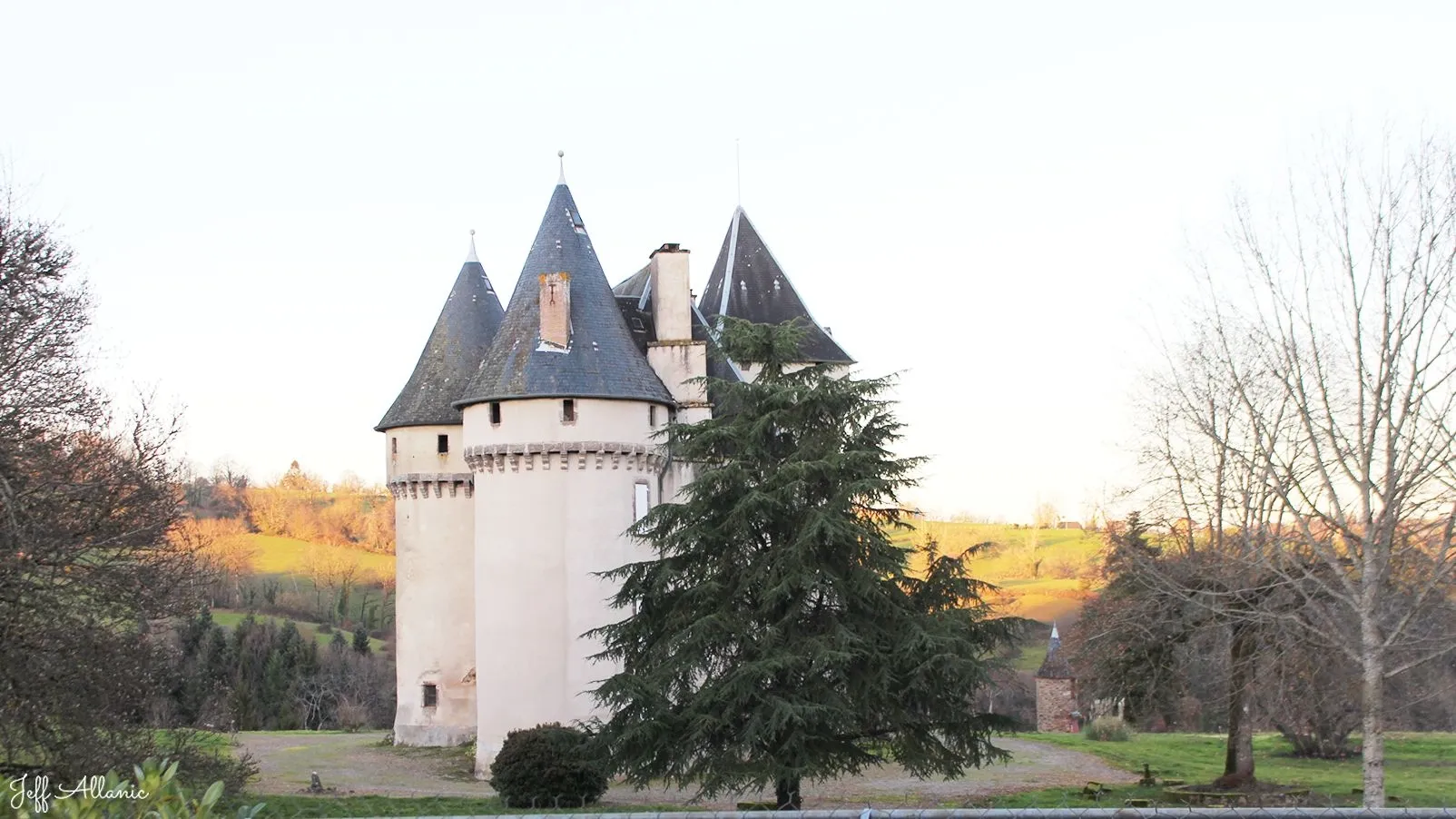 Corrèze découverte - Photo N° 4 - Le château de Chabrignac - 19350 - Chabrignac - Monuments historiques - Quelques pas - Autour de vous
