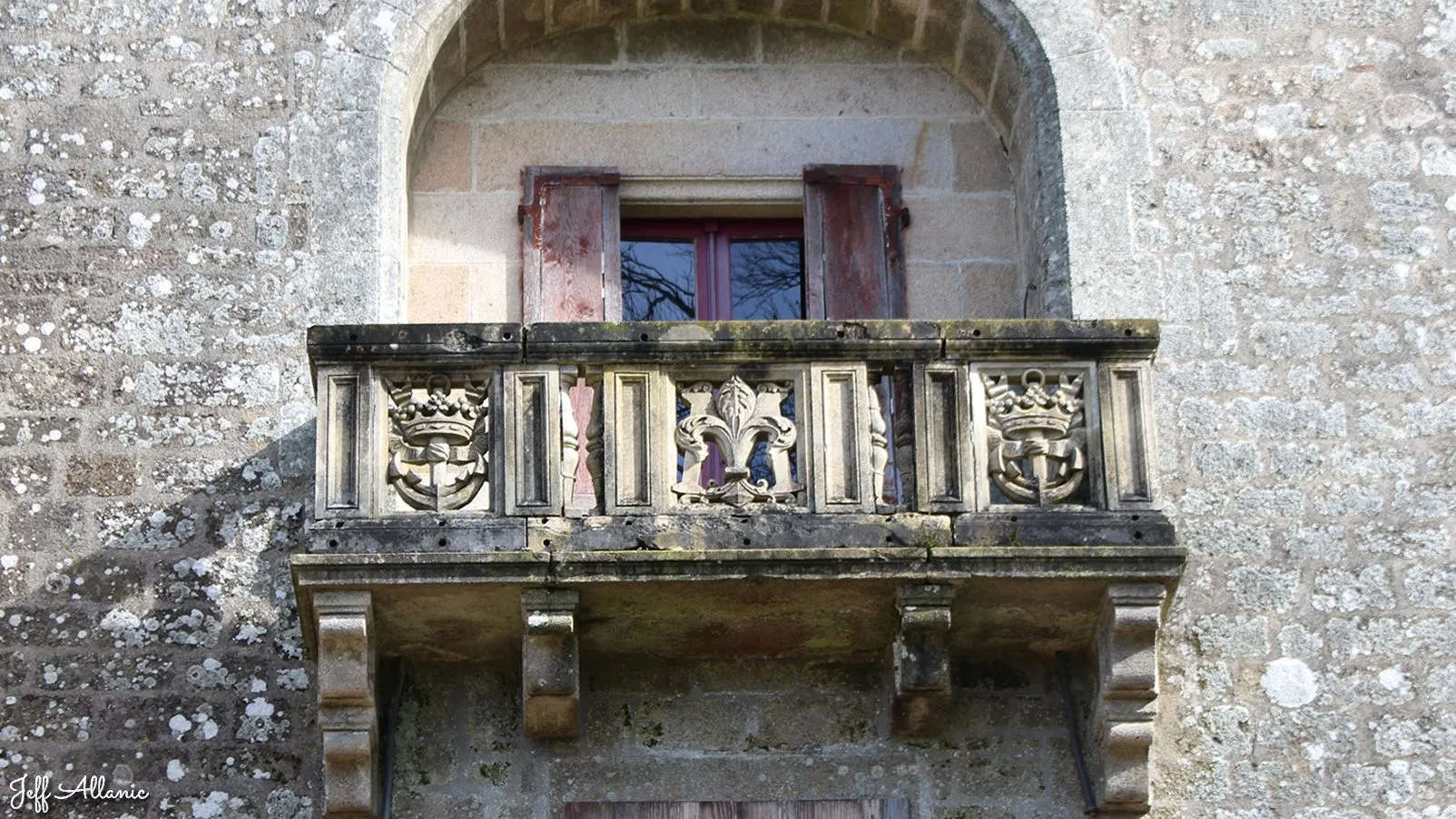 Corrèze découverte - Photo N° 2 - Le château de Montaignac-saint-Hippolyte - 19300 - Montaignac-Saint-Hippolyte - Monuments historiques - Quelques pas - Autour de vous