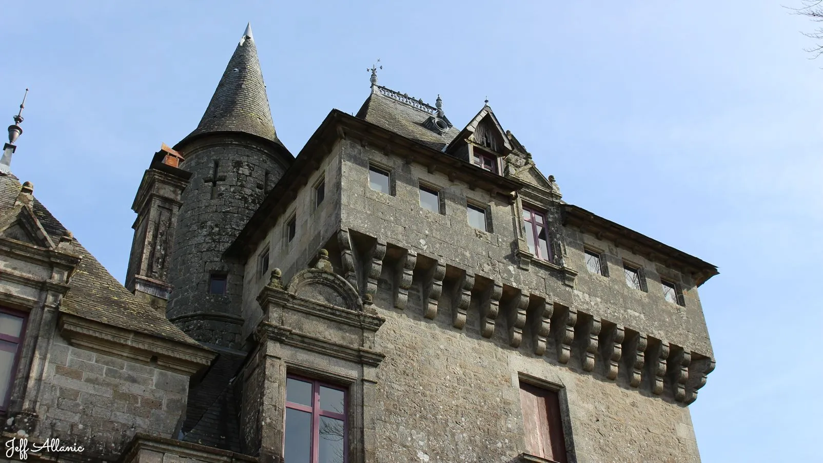 Corrèze découverte - Photo N° 5 - Le château de Montaignac-saint-Hippolyte - 19300 - Montaignac-Saint-Hippolyte - Monuments historiques - Quelques pas - Autour de vous