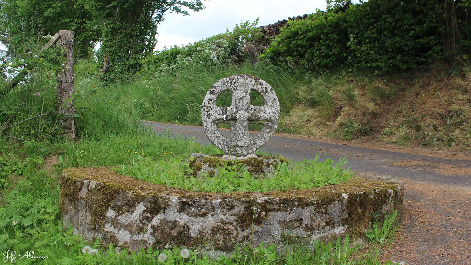 Corrèze découverte - Photo N° 1 - La croix de Couffy-sur-Sarsonne - 19340 - Couffy-sur-Sarsonne - Petit patrimoine - Quelques pas - Autour de vous