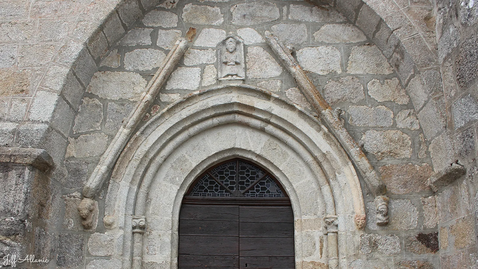 Corrèze découverte - Photo N° 5 - La croix de Couffy-sur-Sarsonne - 19340 - Couffy-sur-Sarsonne - Petit patrimoine - Quelques pas - Autour de vous