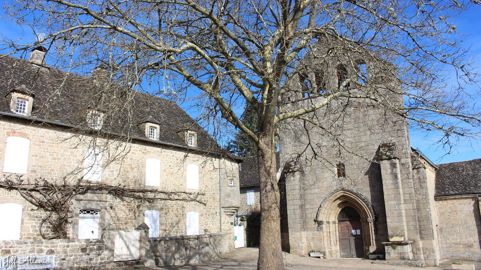 Corrèze découverte - Photo N° 1 - Le village de la Roche-Canillac - 19320 - La Roche-Canillac - Monuments historiques - Promenande facile  <small><i>et/ou</i></small>  De - d'un kilomètre