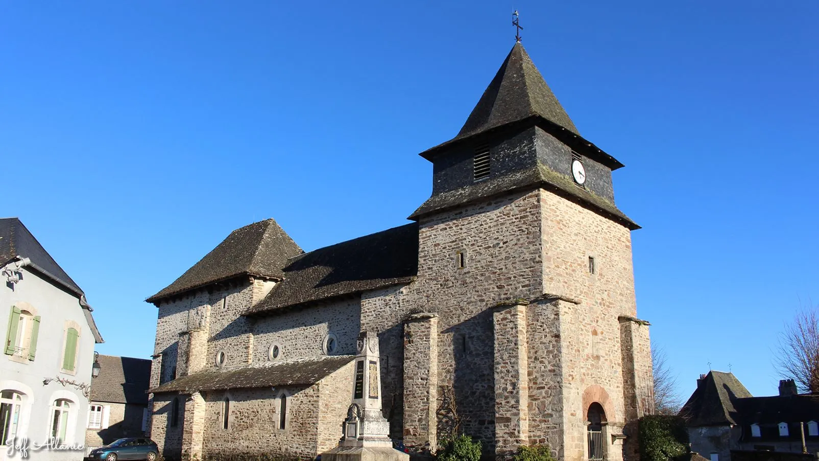 Corrèze découverte - Photo N° 3 - Le village de Lagarde-Enval - 19150 - Lagarde-Enval - Monuments historiques - Quelques pas - Autour de vous