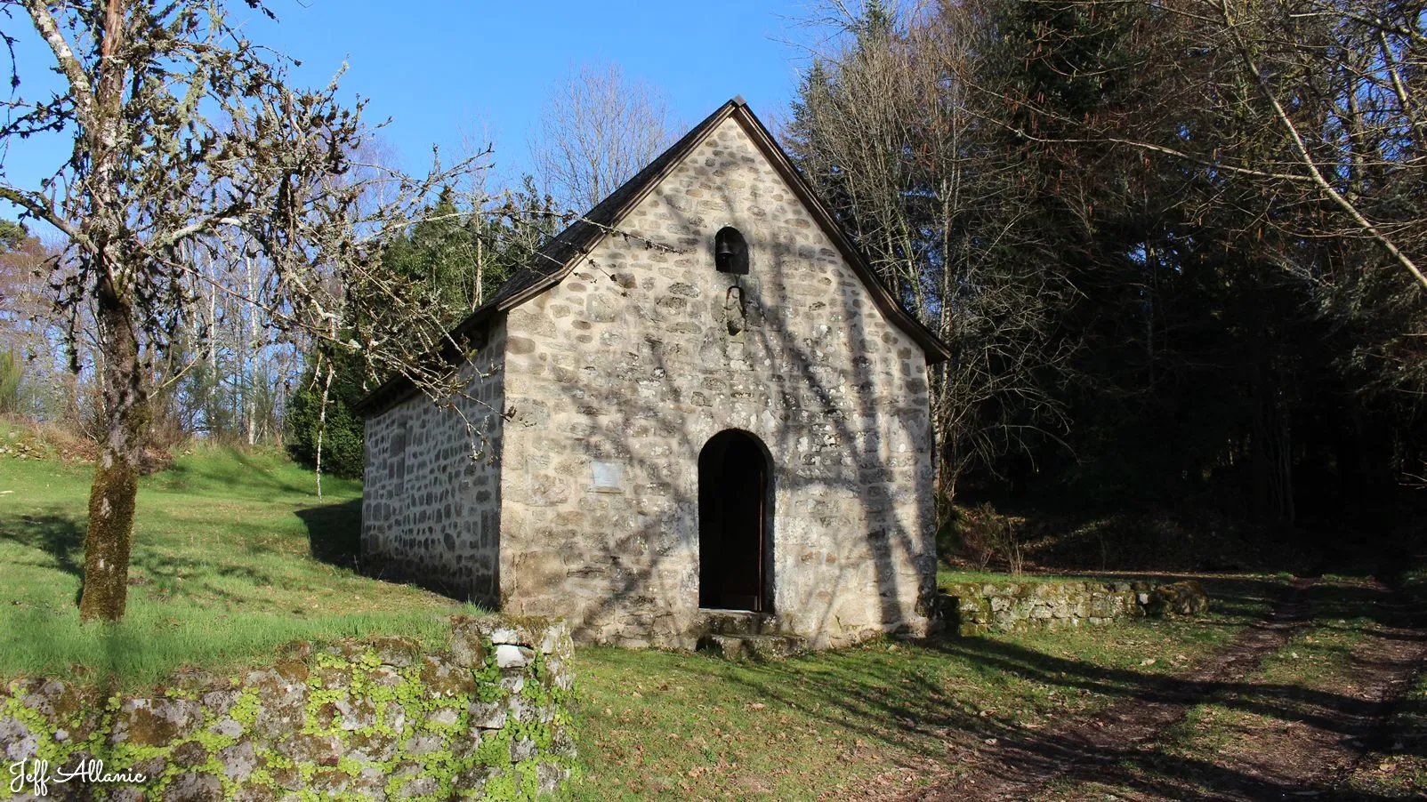 Corrèze découverte - Photo N° 3 - La petite chapelle de Nirige - 19150 - Espagnac - Petit patrimoine - Quelques pas - Autour de vous