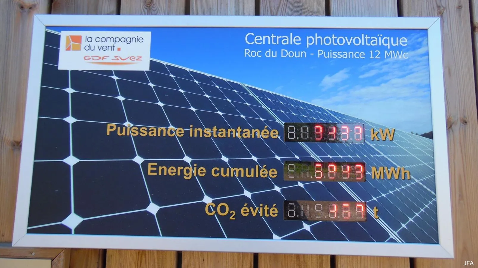 Corrèze découverte - Photo N° 2 - Le parc photovoltaïque de Gros-Chastang - 19320 - Gros-Chastang - Panoramas & Grands espaces - Quelques pas - Autour de vous