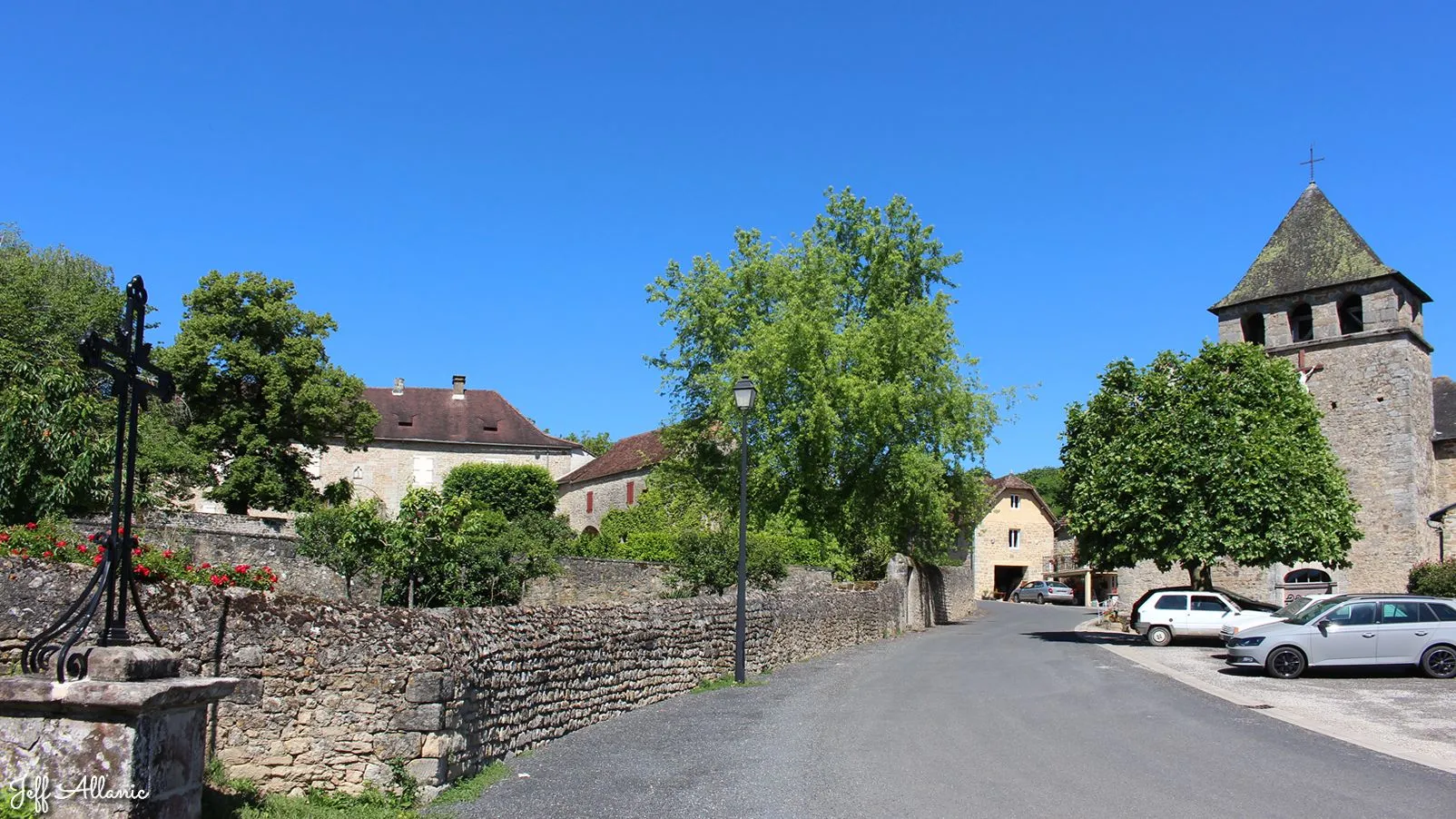 Corrèze découverte - Photo N° 1 - Le hameau de Végennes - 19120 - Végennes - Panoramas & Grands espaces - Promenande facile  <small><i>et/ou</i></small>  De - d'un kilomètre