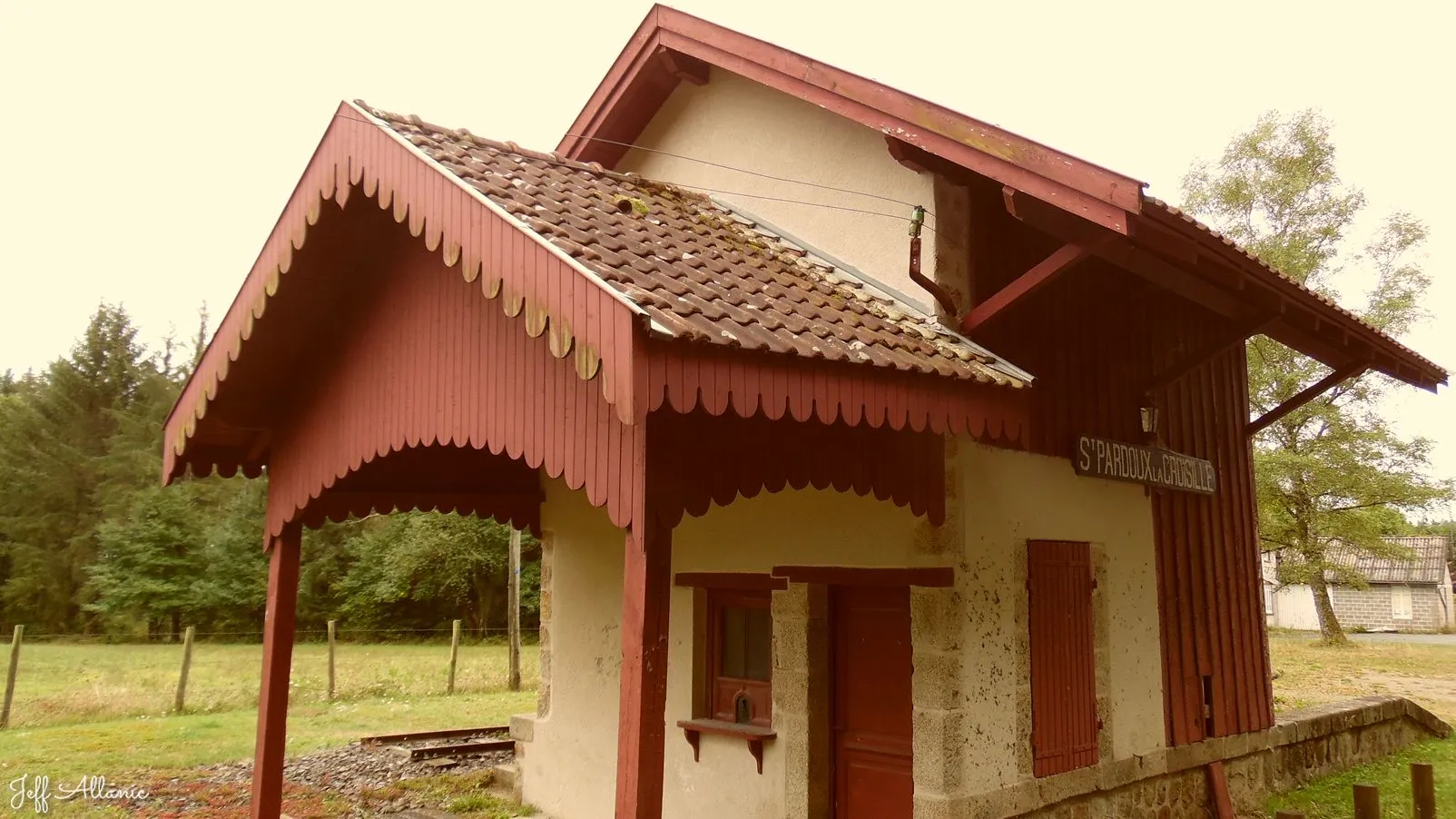 Corrèze découverte - Photo N° 3 - La petite gare des Chemineaux - 19320 - Saint-Pardoux-la-Croisille - Passages d'histoires - Quelques pas - Autour de vous