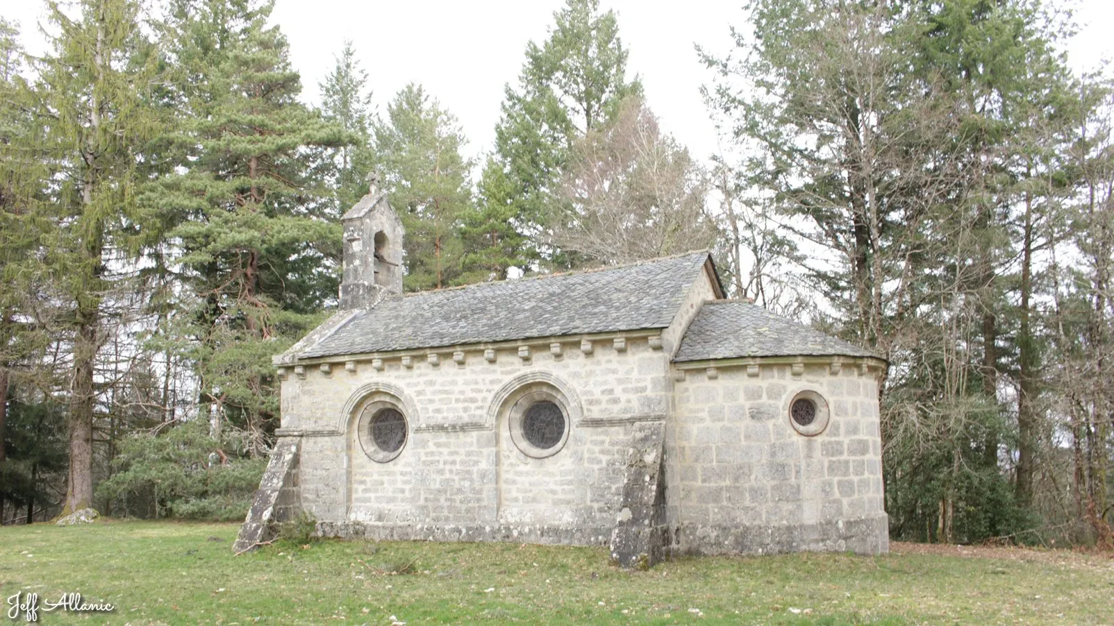Corrèze découverte - Photo N° 4 - La petite chapelle du Puy du Bassin - 19220 - Auriac - Petit patrimoine - Promenande facile  <small><i>et/ou</i></small>  De - d'un kilomètre