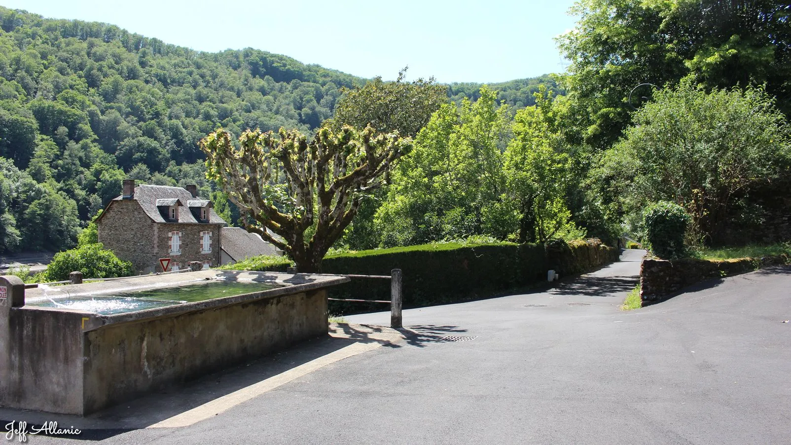 Corrèze découverte - Photo N° 3 - Le village de Spontour - 19550 - Spontour - Petit patrimoine - Quelques pas - Autour de vous