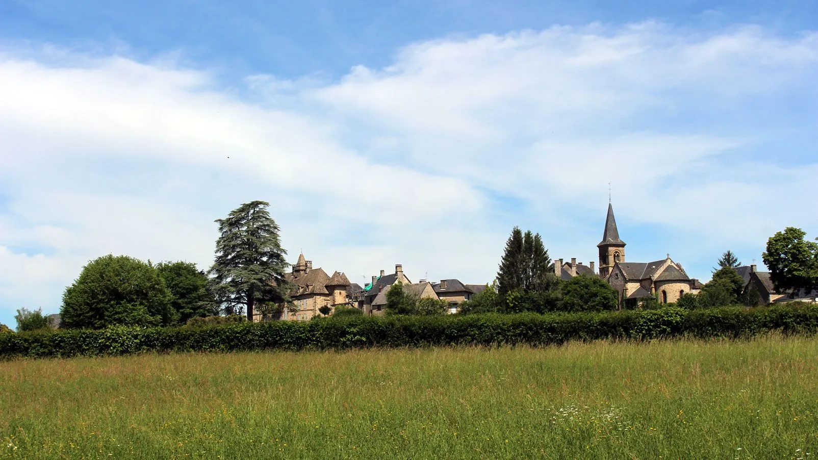 Corrèze découverte - Photo N° 3 - Le village de Lapleau - 19550 - Lapleau - Petit patrimoine - Quelques pas - Autour de vous