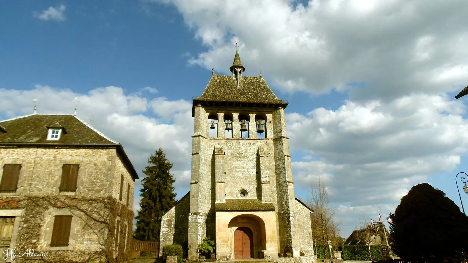 Corrèze découverte - Photo N° 1 - Le village de Saint-Cirgues-la-Loutre - 19220 - Saint-Cirgues-la-Loutre - Monuments historiques - Quelques pas - Autour de vous