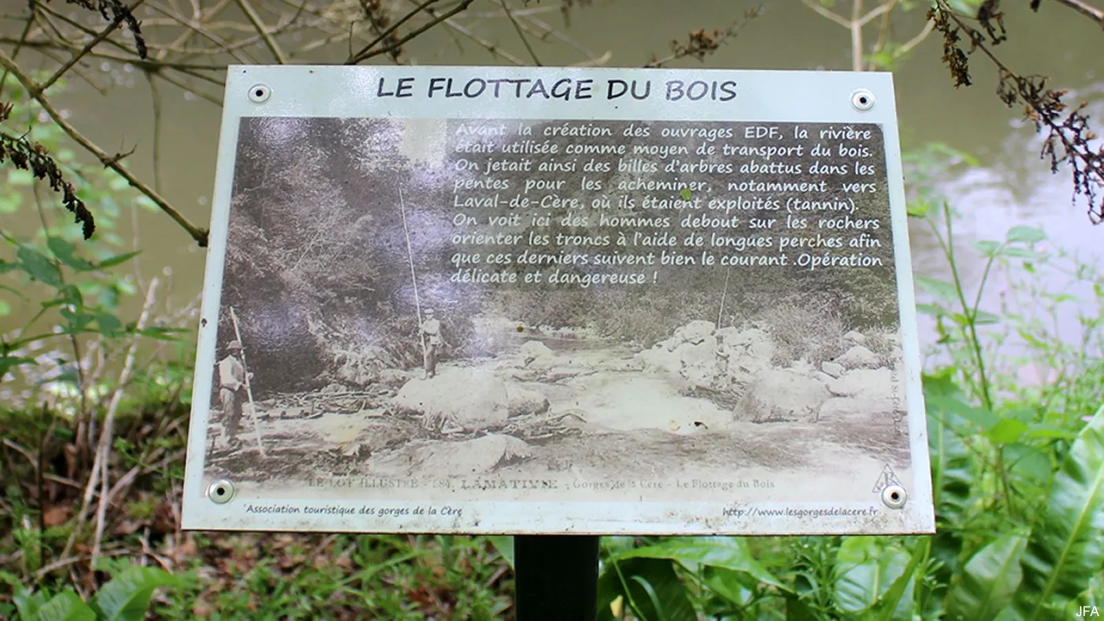 Corrèze découverte - Photo N° 4 - Les gorges de la Cère - 19430 - Camps-Saint-Mathurin-Léobazel - Rivières & Plans d'eau - Promenande facile  <small><i>et/ou</i></small>  De - d'un kilomètre