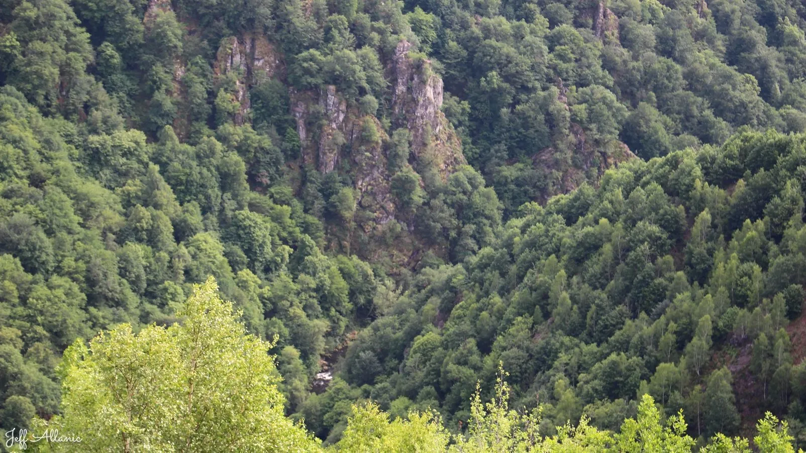 Corrèze découverte - Photo N° 4 - Le belvédère sur la vallée de la Cère - 19430 - Camps-Saint-Mathurin-Léobazel - Panoramas & Grands espaces - Quelques pas - Autour de vous