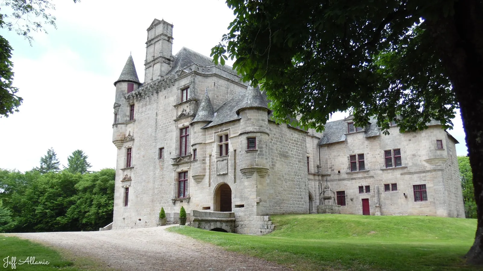 Corrèze découverte - Photo N° 3 - Le château de Sédières - 19320 - Clergoux - Monuments historiques - Promenande facile  <small><i>et/ou</i></small>  De - d'un kilomètre